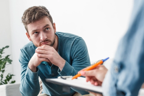 Man going through tramadol withdrawal talks to a therapist